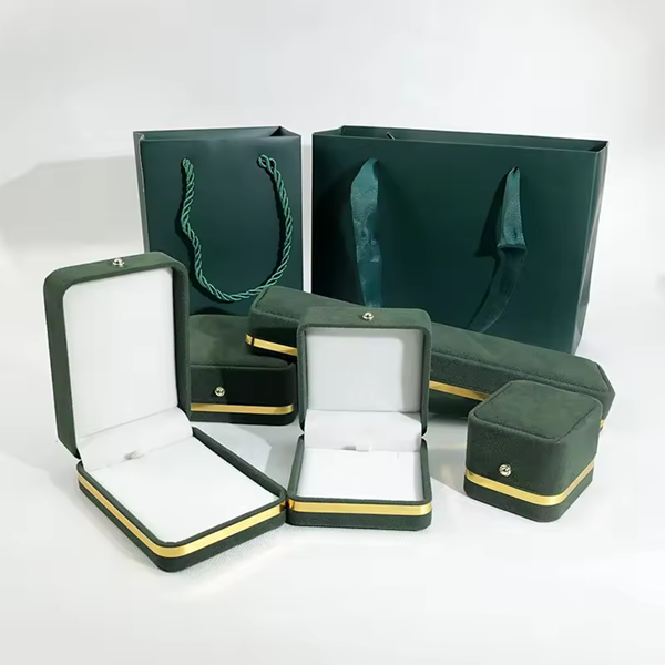 B&M Custom velvet jewelry plastic box 